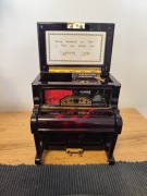 Ładna Pozytywka że skrytkami na biżuterię pianino 