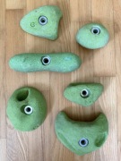 6 zielonych chwytów wspinaczkowych