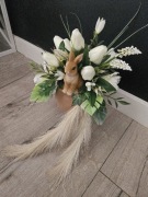 Stroik wiosenny, kompozycja wielkanocna, dekoracja świąteczna z zającem