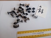 Lokomotywy  wagony  koła z osiami   22 szt.-  skala HO.