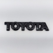 Emblemat napis TOYOTA na pokrywę bagażnika GT86, forged carbon