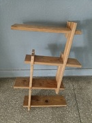 Półka wykonana z drewna. 