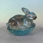 Zając w koszyku  niebieskie szkło prasowane