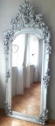 Antyczne lustro w rzeźbionej ramie 