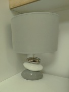 Lampa z abażurem szare białe srebrne kamienie stołowa