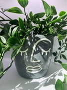 Gliniana osłonka na doniczkę z twarzą szara