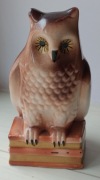 Sowa na książkach, symbol mądrości, ceramiczna