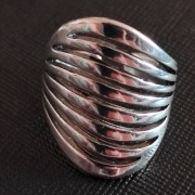 Srebrny pierścionek z paskami 