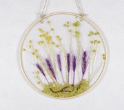 Obraz okrągły z kwiatowym motywem w żywicy 30x30