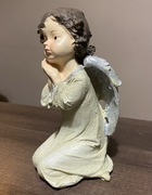 Gipsowy Aniołek klęczący duży Figurka 17 cm