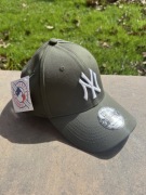 Ciemno zielona czapka z daszkiem Nowa Era