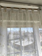 Zestaw dwóch firan ecru na szelkach (130x250 każda)