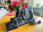 Czarna torebka plus dodatki