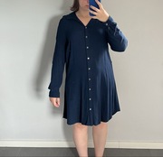 Prosta niebieska granatowa sukienka na guziki