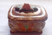 Ceramiczna szkatułka Jasba, zdobiona glazurą uranową. Lata 30-e XX w. 