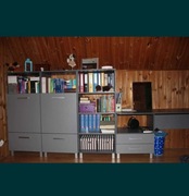 Zestaw mebli z dużym biurkiem