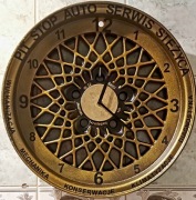 Zrealizuje zamówienia na takie zegary z dowolnym napisem czy kolorystyką 