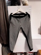 Spodnie dresowe Reserved – Klasyczna pepitka z czarnymi panelami (Joggersy)