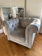 Szary fotel Chesterfield