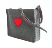 Szara Torebka Filcowa z Sercem Handmade - Opleć Swój Styl Elegancją!