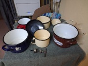 Zestaw garnków emaliowanych z czasów PRL 