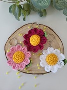 Breloki z kwiatami na szydełku. Stokrotka