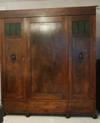 Sprzedam stuletnią szafę trzydrzwiową