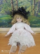 Porcelanowa lalka The Classique Collection – JES E719, 40 cm