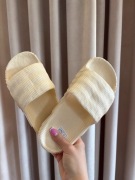 Beżowe klapki piankowe