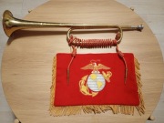 Trąbka wojskowa US Army sygnałówka proporzec sztandar