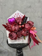 Walentynki. Flowerbox z różami i błyszczykiem Mary Kay