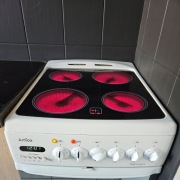 Kuchenka elektryczna z piekarnikiem firmy Amica.