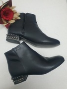 Czarne skórzane botki na ozdobnym obcasie , na zamek. 