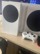 Xbox Series S + pad z akumulatorkiem 