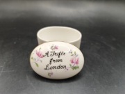 Puzderka pudełko na bibeloty Staffordshire angielska porcelana kwiaty róże 