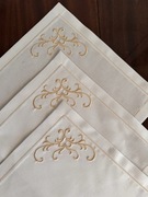 Serwetki obiadowe adamaszek bawełniany z jasnozłotym haftem