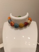Kolorowa bransoletka ceramiczna na gumce – błyszczące koraliki, boho