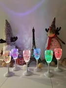 Świecące kieliszki z napisami w języku francuskim.