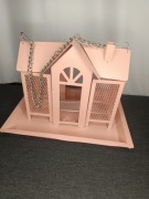 różowy metalowy karmnik dla ptaków