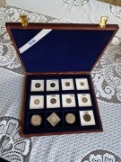 Zestaw monet w pudełku drewnianym po kolekcjonerze