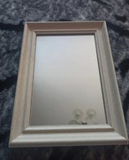 Lustro w drewnianej, białej ramie