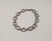 Piękna, lekka bransoletka na rękę. Metalowa, kolor srebrny.