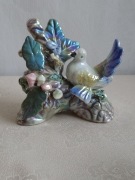 Figurka z kolorowej porcelany - Gołąb, kwiaty