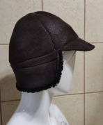 Skórzana czapka obszyta karakułami