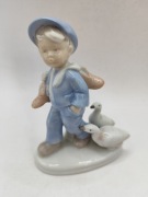 Porcelanowa figurka chłopiec z gęsiami Terra kolekcja dekoracja 