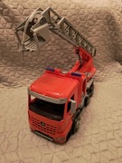 Auto Mercedes z pompką na wodę 