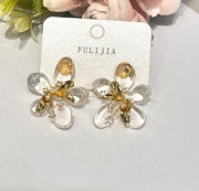 kolczyki w kształcie kwiatów z przezroczystymi płatkami i złotymi akcentami