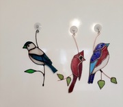 Zestaw 3 różnych ptaszków że szkła witrażowego Tiffany. Dekoracja okienna.