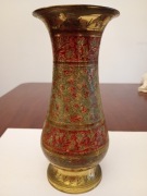 Mosiężny wazonik kolorowo zdobiony Indie