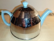 CERAMICZNY ANGIELSKI CZAJNIK RETRO Z METALOWĄ NAKŁADKĄ Z OCIEPLENIEM